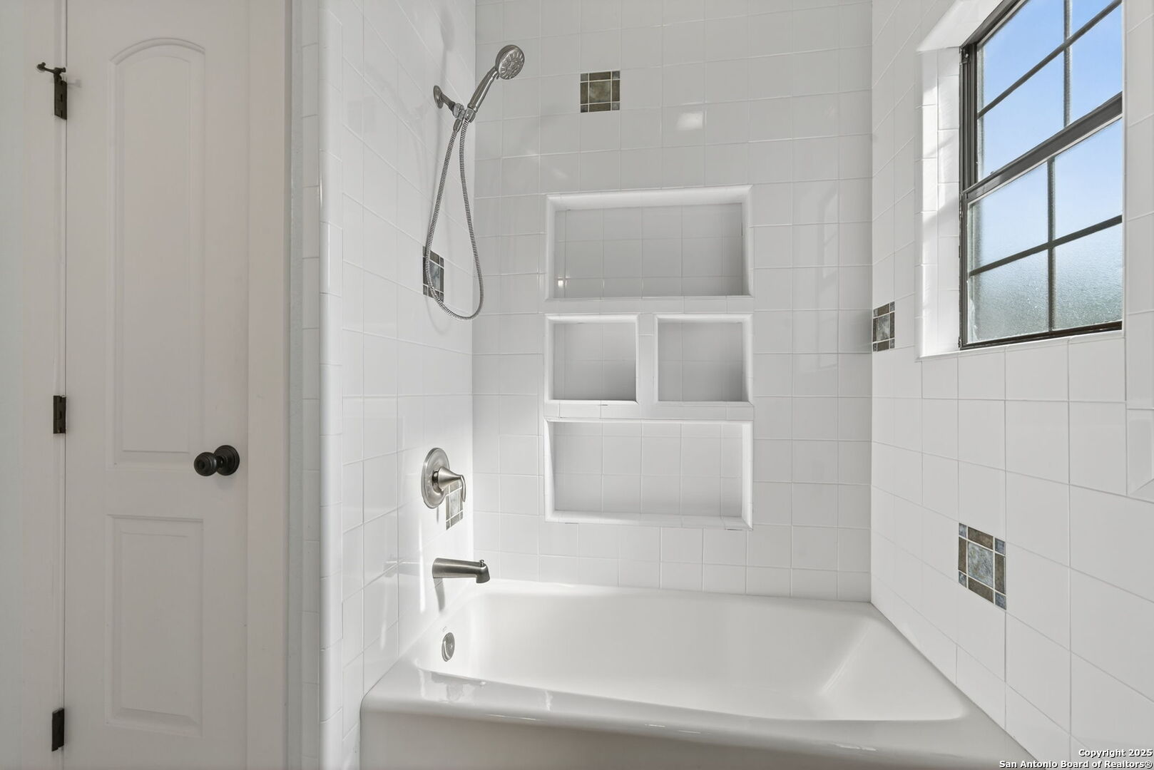 905 Cypress Pass Road Spring Branch, TX 78070 - Photo 27 of 42 a bathroom with a bathtub