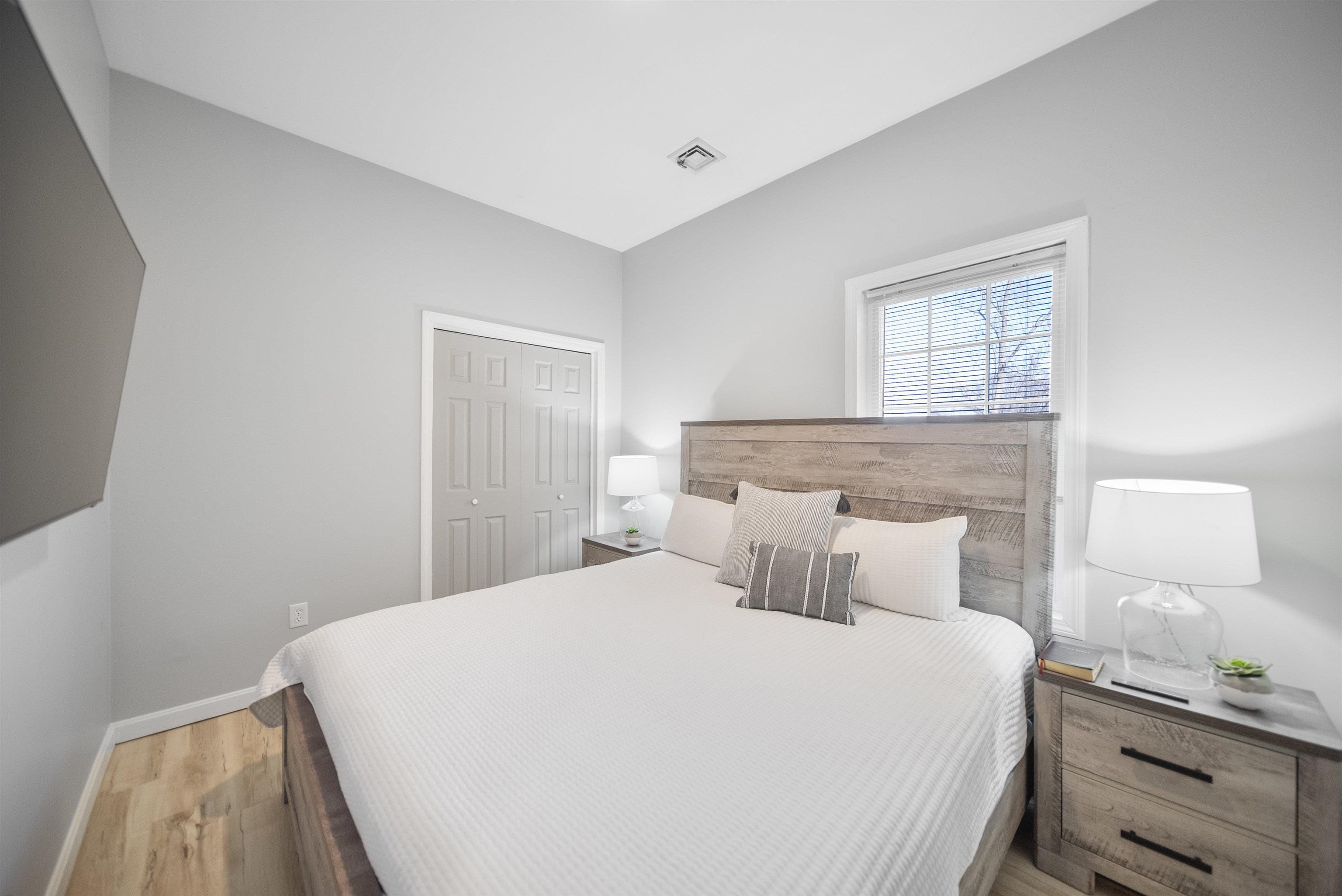 33 West Elmhurst Avenue, Unit B Manchester, NH 03103 - Photo 8 of 23