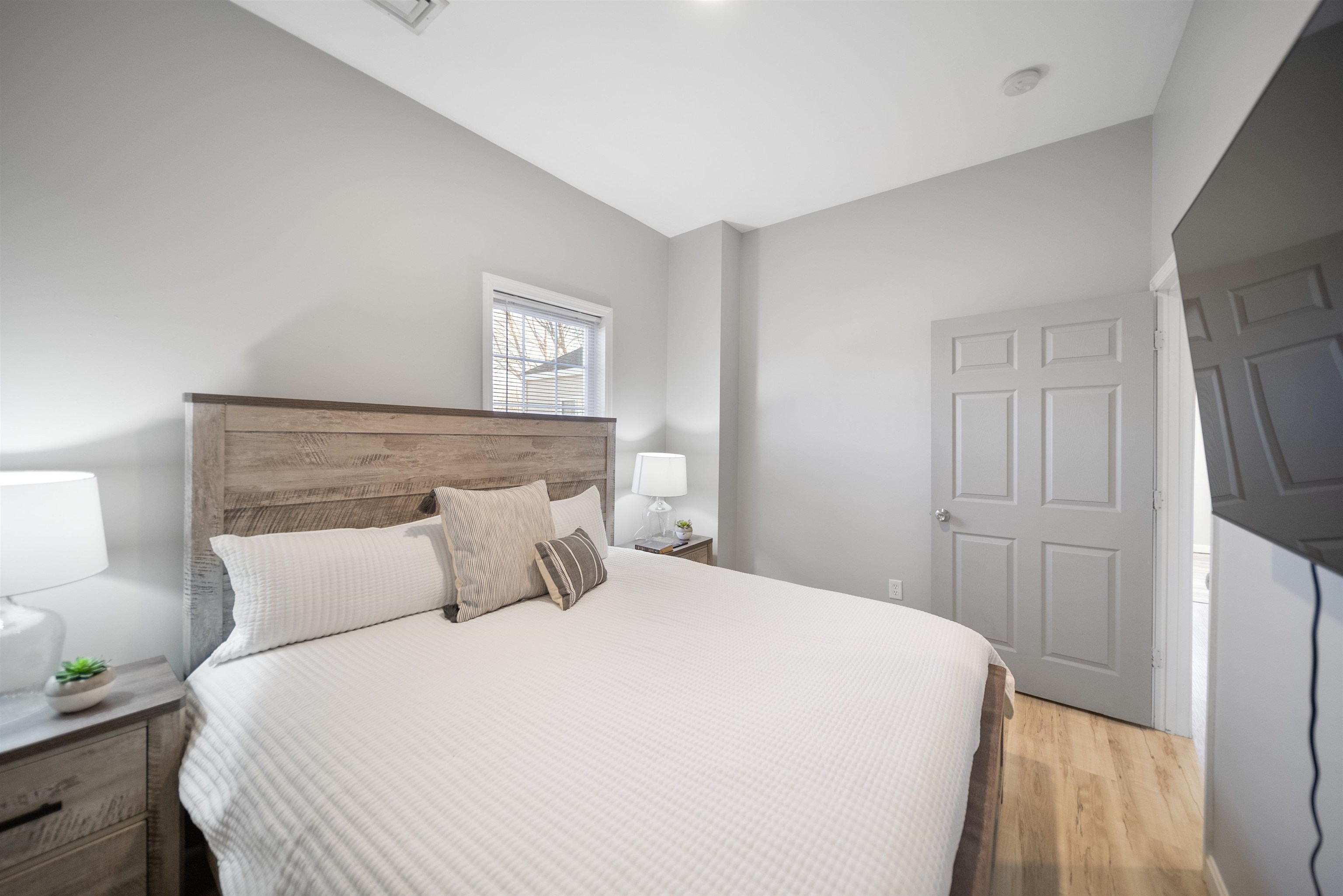 33 West Elmhurst Avenue, Unit B Manchester, NH 03103 - Photo 9 of 23