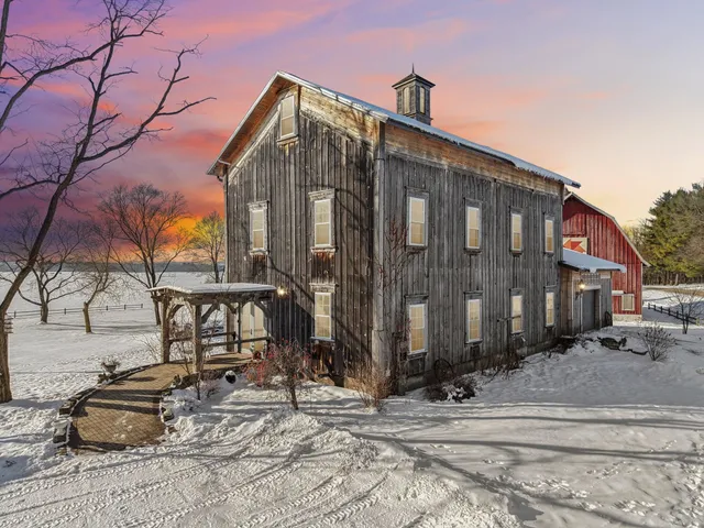 $849,900 | 33511 Old Mill Drive, Lone Rock, WI 53556