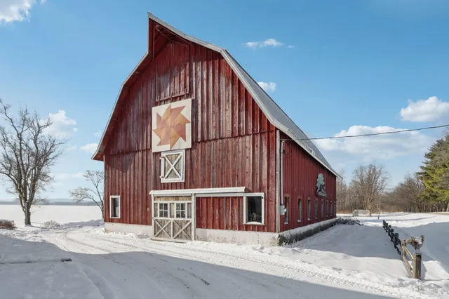 $849,900 | 33511 Old Mill Drive, Lone Rock, WI 53556