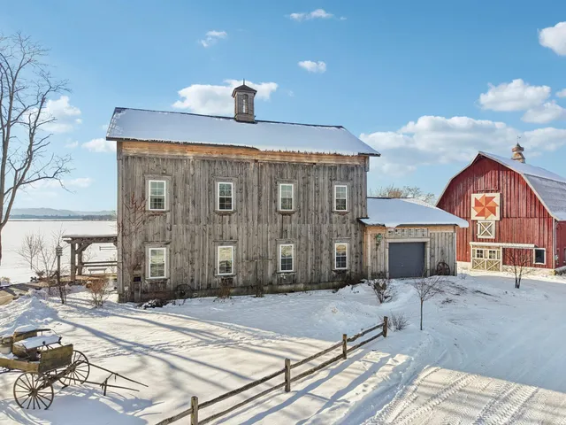 $849,900 | 33511 Old Mill Drive, Lone Rock, WI 53556