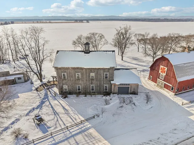 $849,900 | 33511 Old Mill Drive, Lone Rock, WI 53556