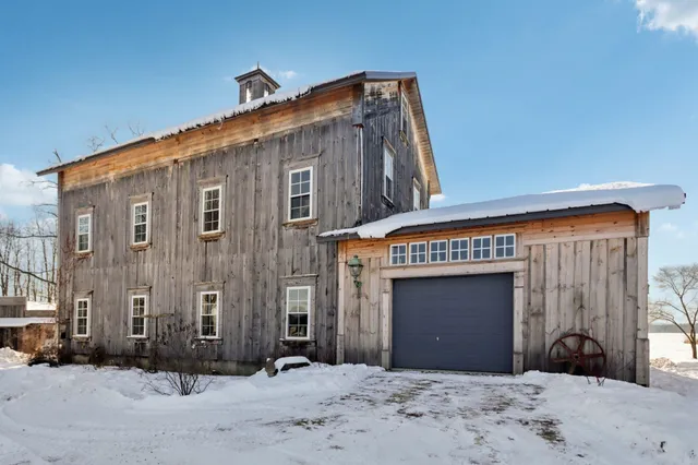 $849,900 | 33511 Old Mill Drive, Lone Rock, WI 53556