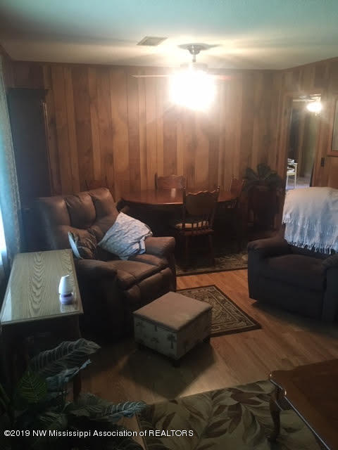 17 Oak Road Byhalia, MS 38611 - Photo 4 of 7 livingding