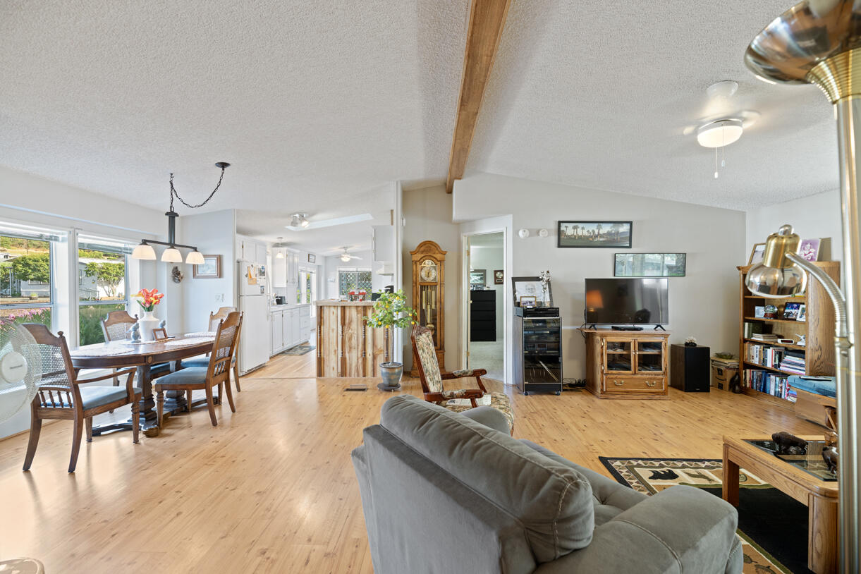 3955 South Stage Road, Unit 61 Medford, OR 97501 - Photo 6 of 20 Living Room