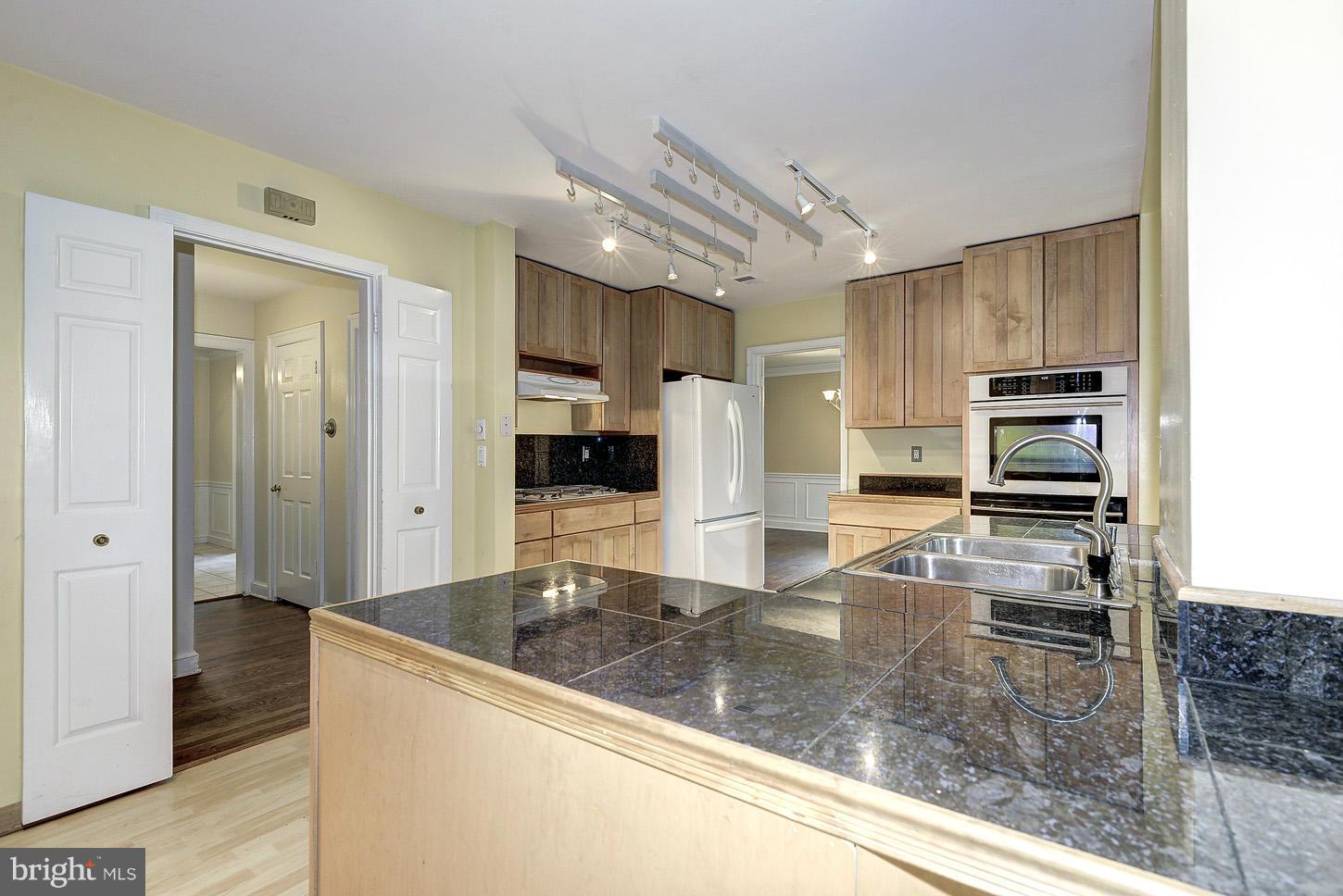 10516 Gainsborough Road Potomac, MD 20854 - Photo 11 of 30 KTICHEN