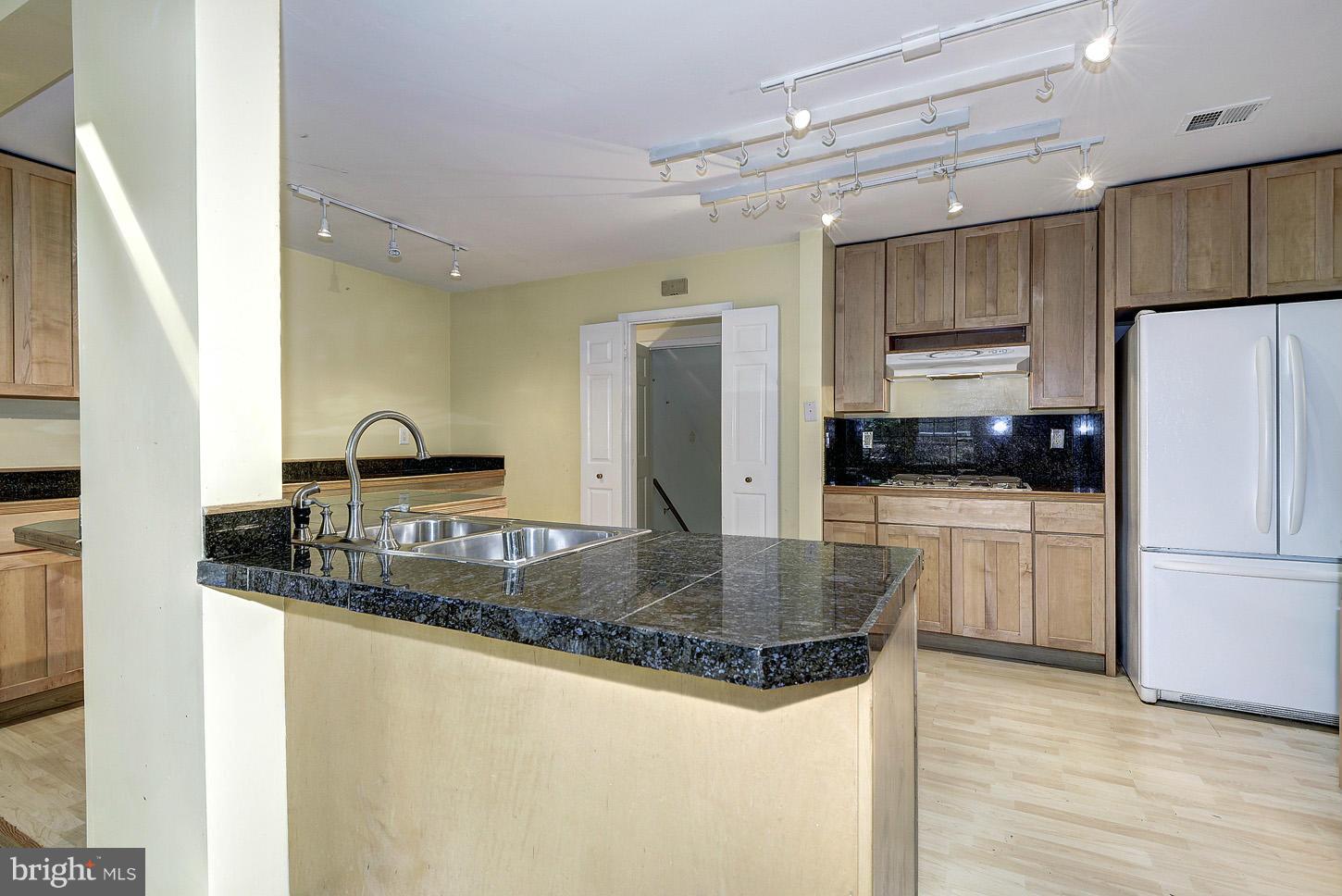 10516 Gainsborough Road Potomac, MD 20854 - Photo 10 of 30 GOURMET KITCHEN