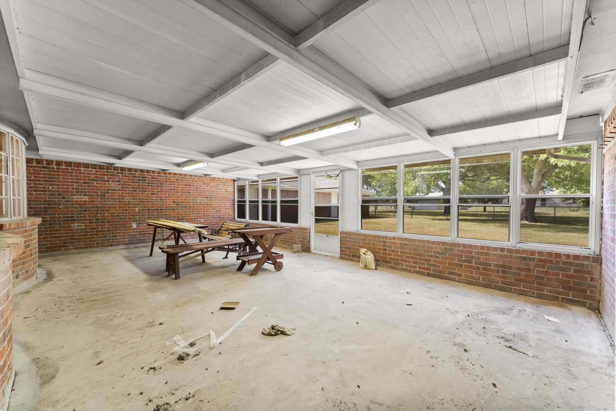 2810 Lilac Street Pasadena, TX 77503 - Photo 31 of 38 a view of a garage with window