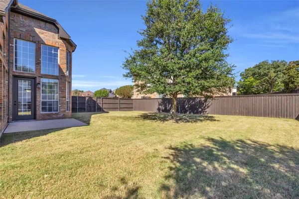 a view of back yard of the house