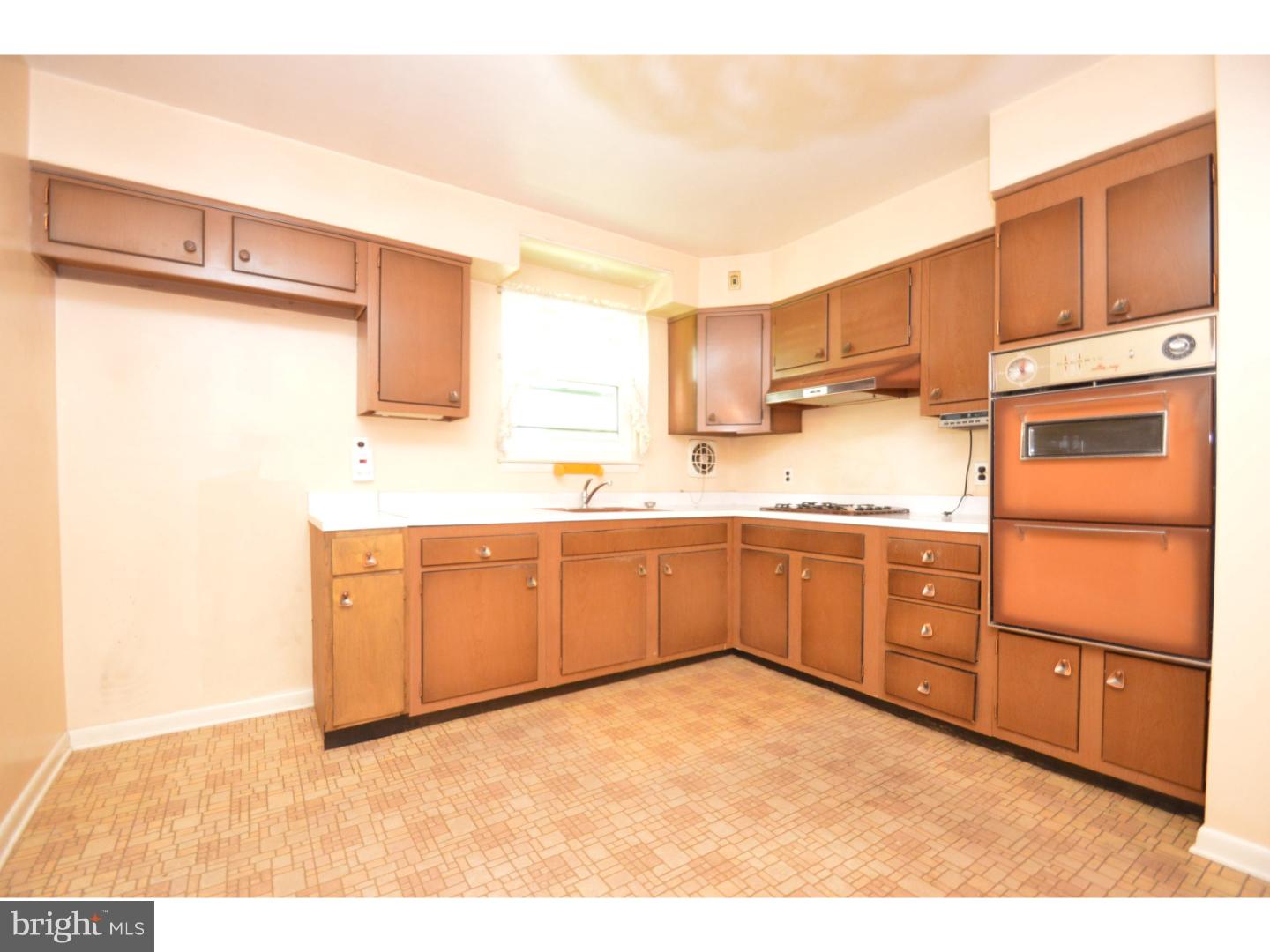 1208 Dahlia Road Warminster, PA 18974 - Photo 4 of 16 Gallery Image 4