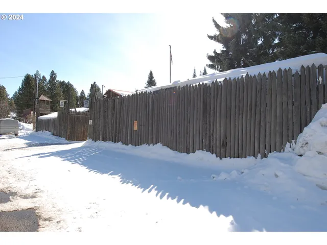a view of a backyard of the house
