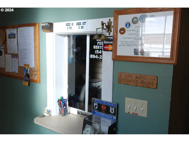 a view of entryway with a front door