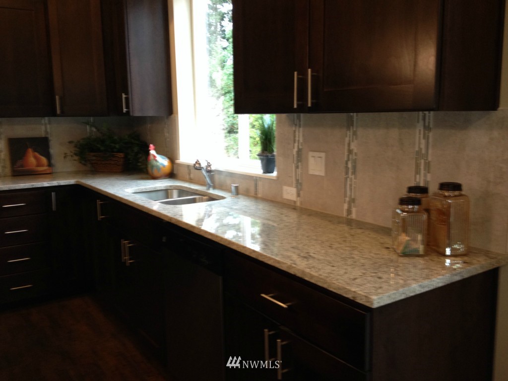 537 Queen Avenue Northeast Renton, WA 98056 - Photo 3 of 20