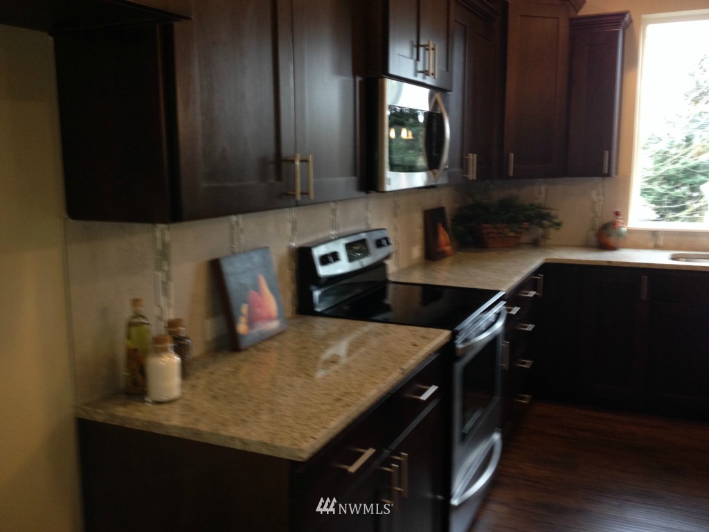 537 Queen Avenue Northeast Renton, WA 98056 - Photo 4 of 20