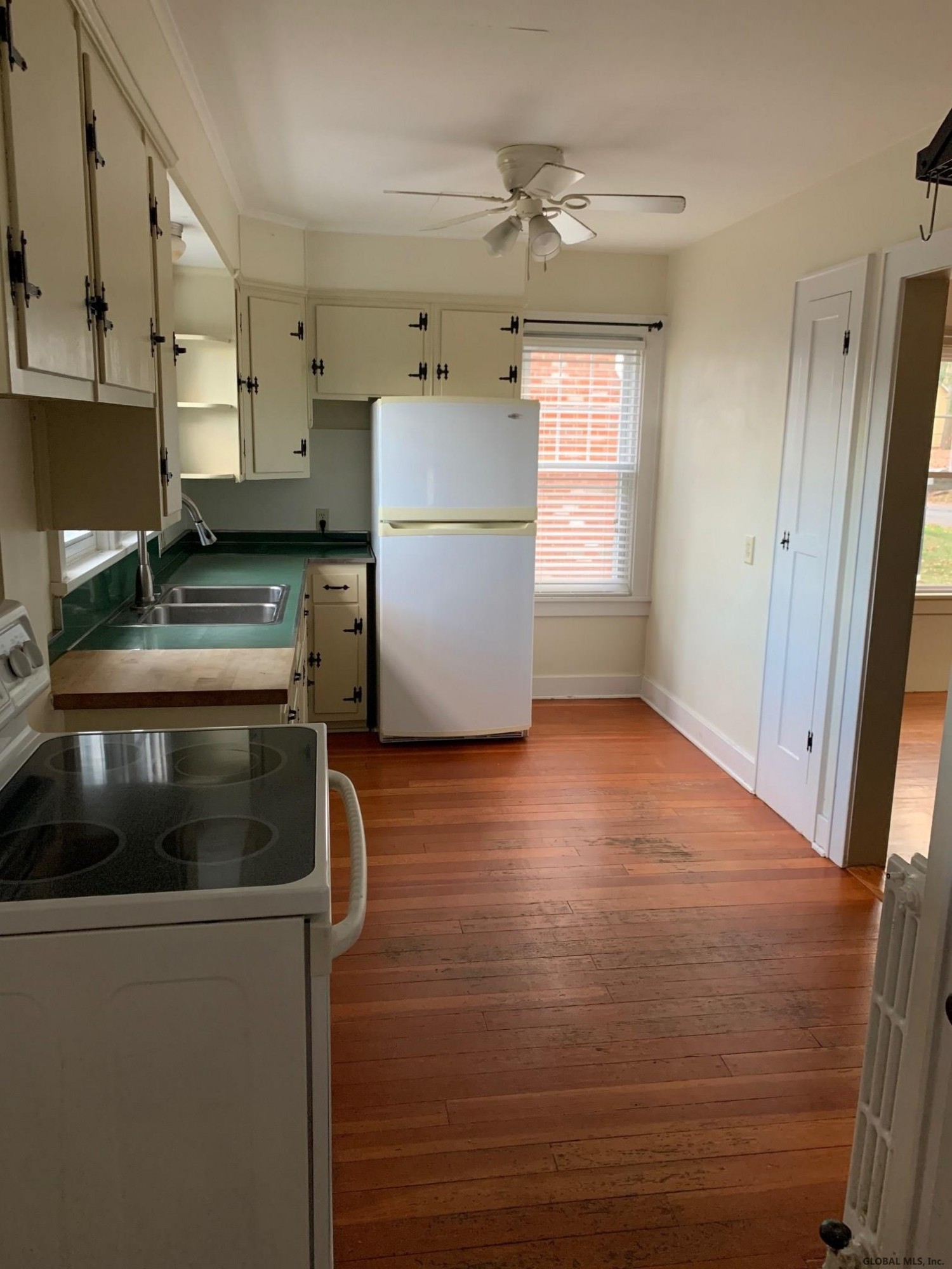 28 Hillcrest Road Colonie, NY 12110 - Photo 4 of 12 Photo 5