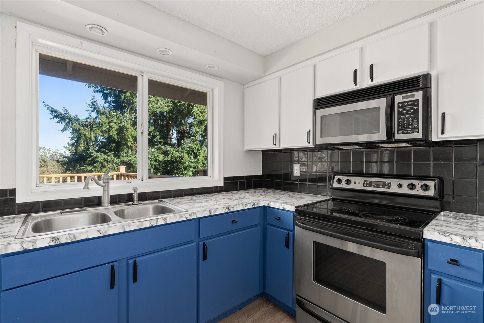 203 Sommerville Road Chehalis, WA 98532 - Photo 11 of 39 a kitchen with granite countertop cabinets stainless steel appliances a sink and window