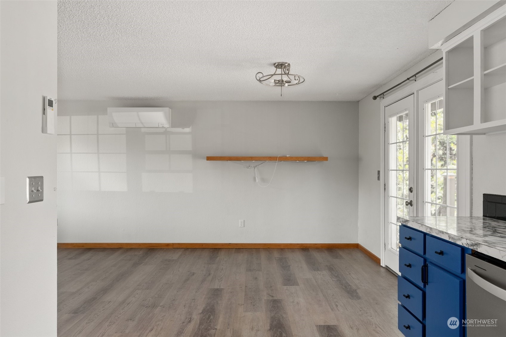 203 Sommerville Road Chehalis, WA 98532 - Photo 12 of 39 a view of kitchen and hall with wooden floor