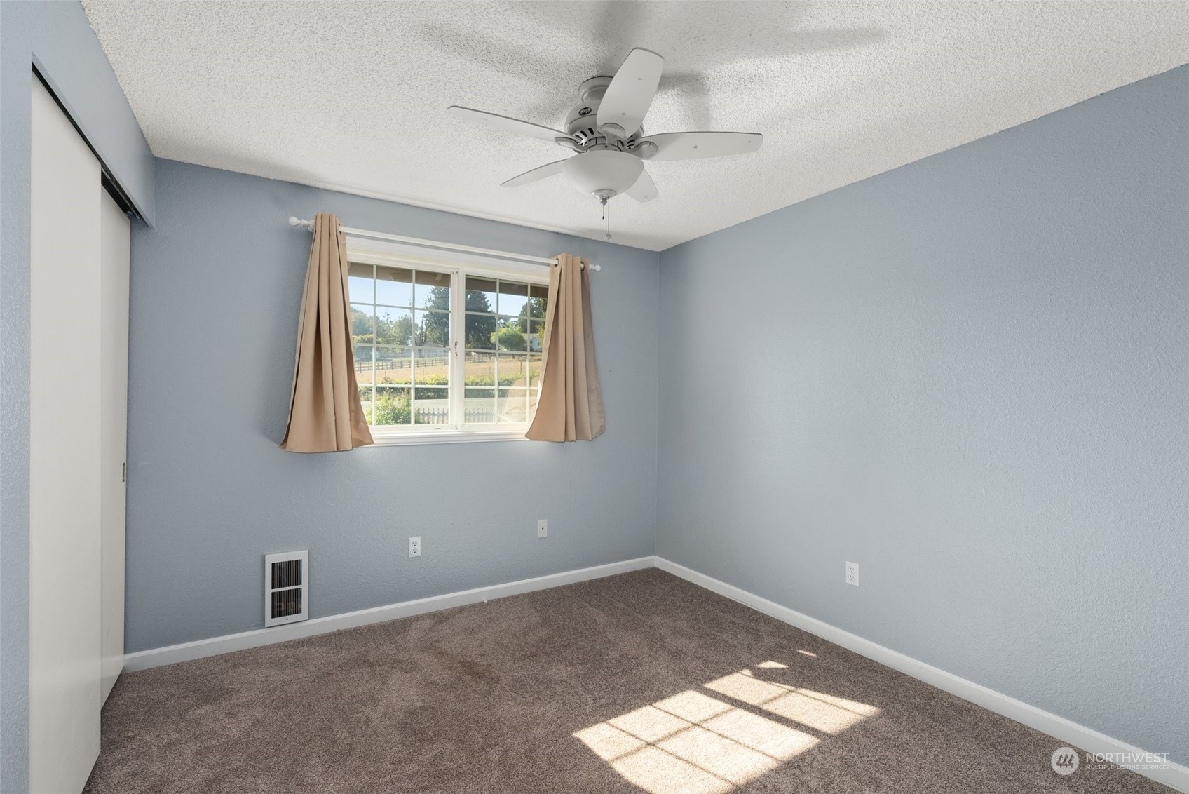 203 Sommerville Road Chehalis, WA 98532 - Photo 15 of 39 an empty room with a window
