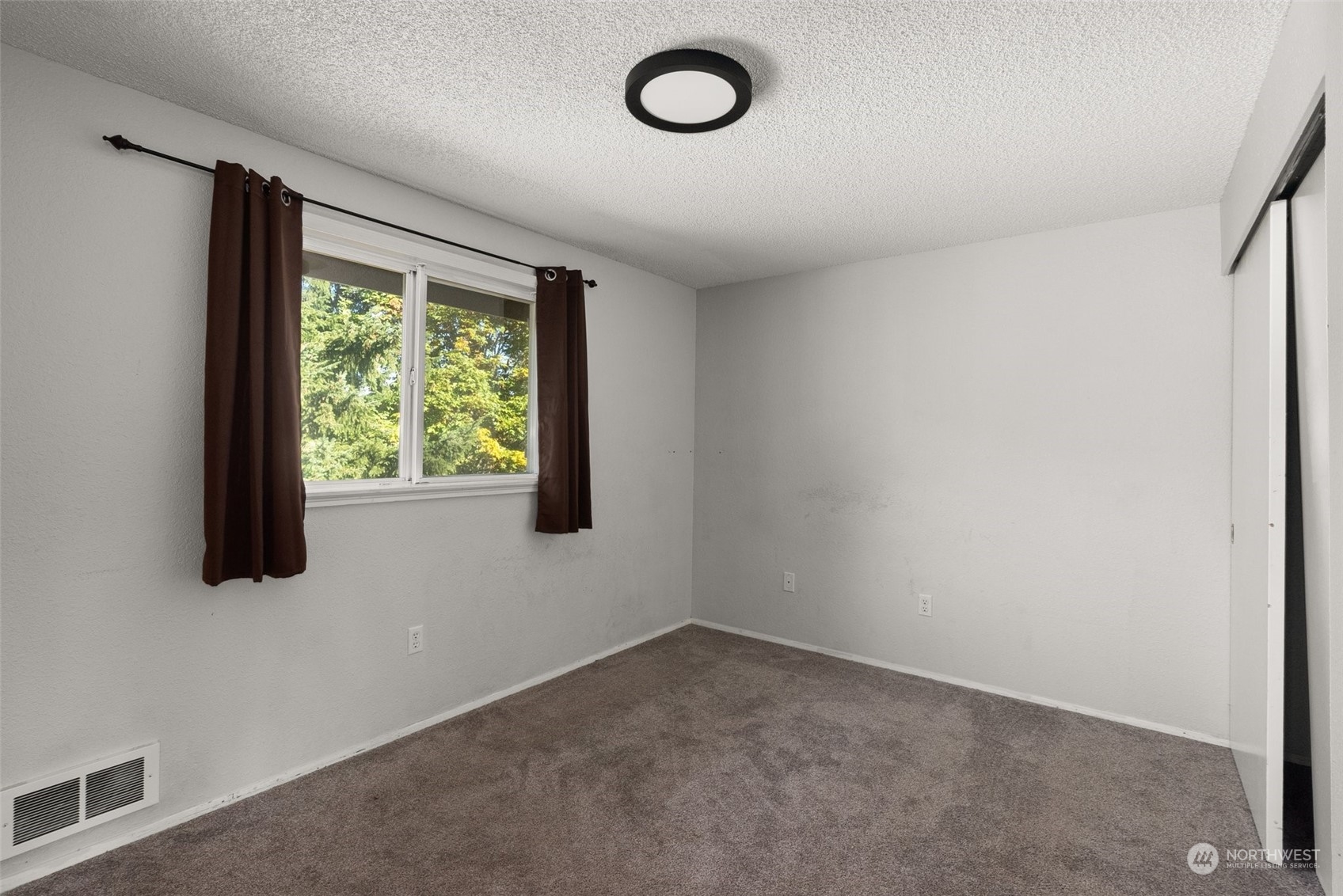 203 Sommerville Road Chehalis, WA 98532 - Photo 16 of 39 an empty room with a window