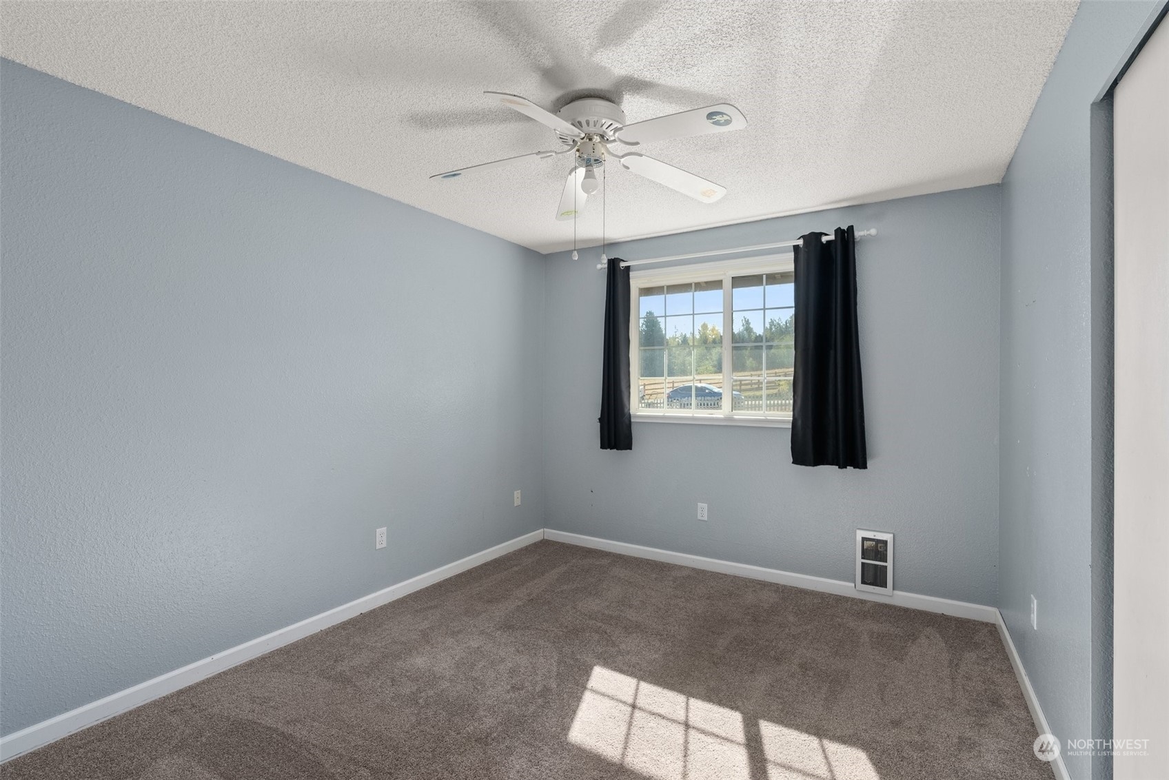 203 Sommerville Road Chehalis, WA 98532 - Photo 17 of 39 an empty room with windows and fan