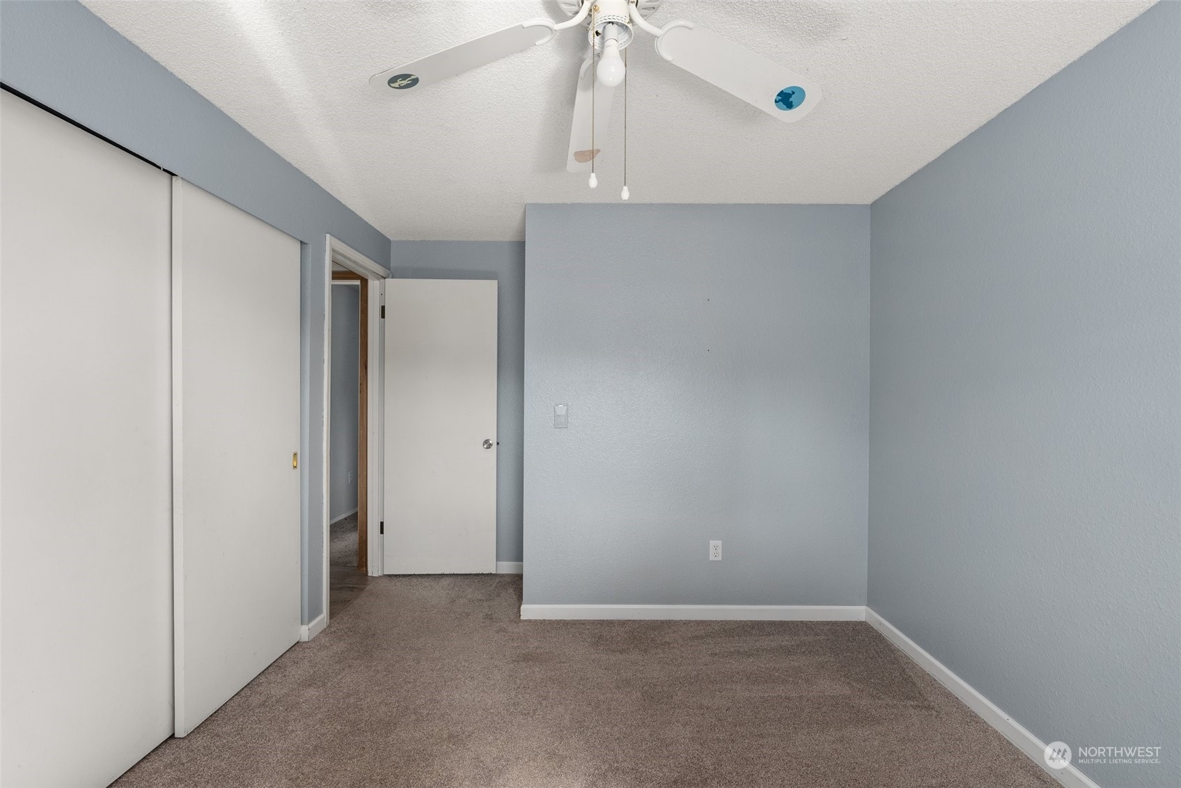 203 Sommerville Road Chehalis, WA 98532 - Photo 18 of 39 an empty room with a empty space and windows