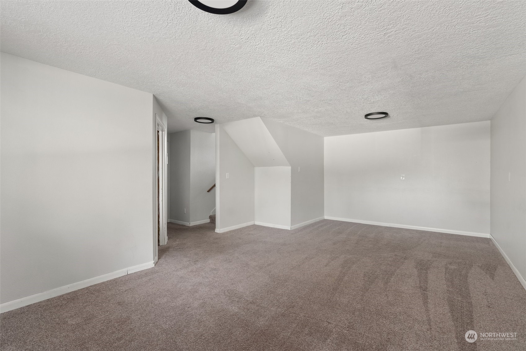 203 Sommerville Road Chehalis, WA 98532 - Photo 21 of 39 a view of a livingroom with an entryway