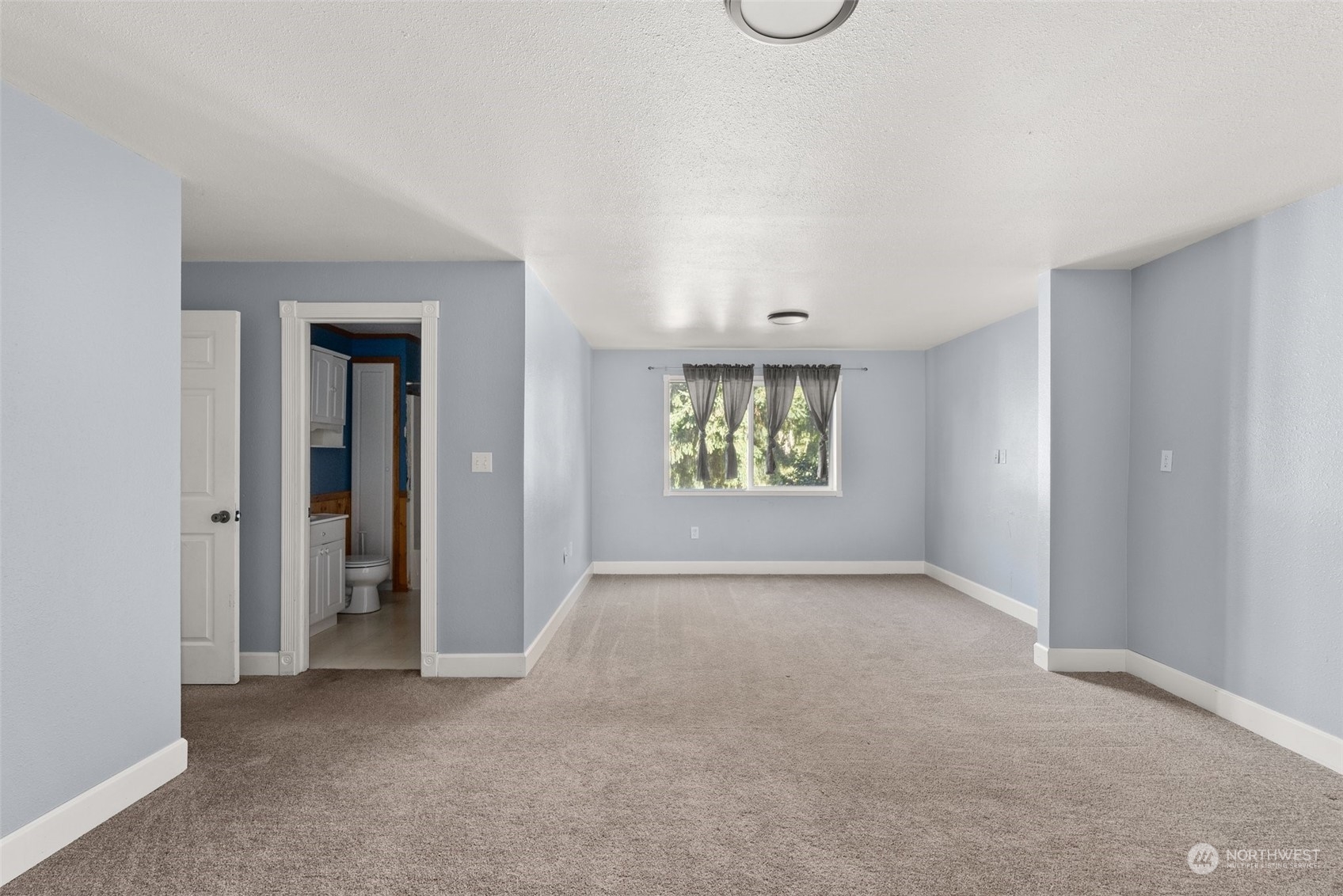 203 Sommerville Road Chehalis, WA 98532 - Photo 23 of 39 an empty room with windows and closet