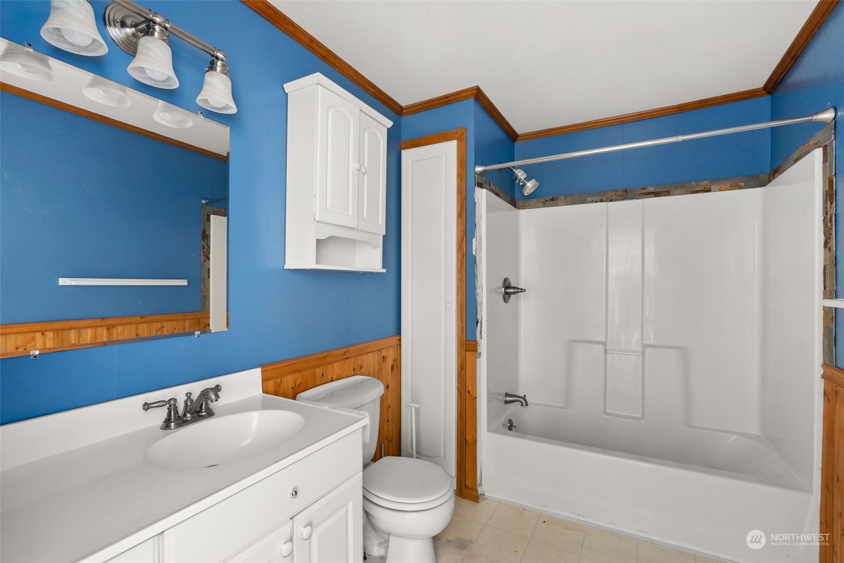 203 Sommerville Road Chehalis, WA 98532 - Photo 25 of 39 a bathroom with a sink and a mirror