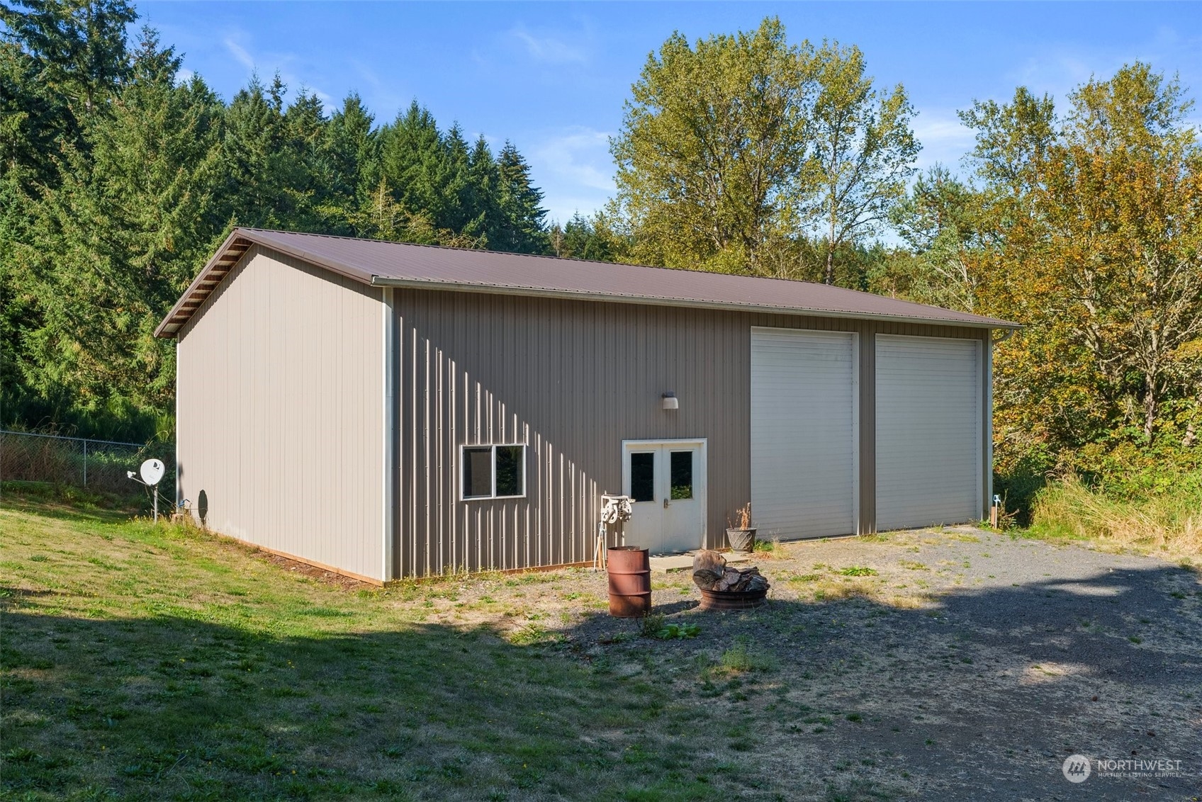 203 Sommerville Road Chehalis, WA 98532 - Photo 34 of 39 a backyard of a house with garage and outdoor seating