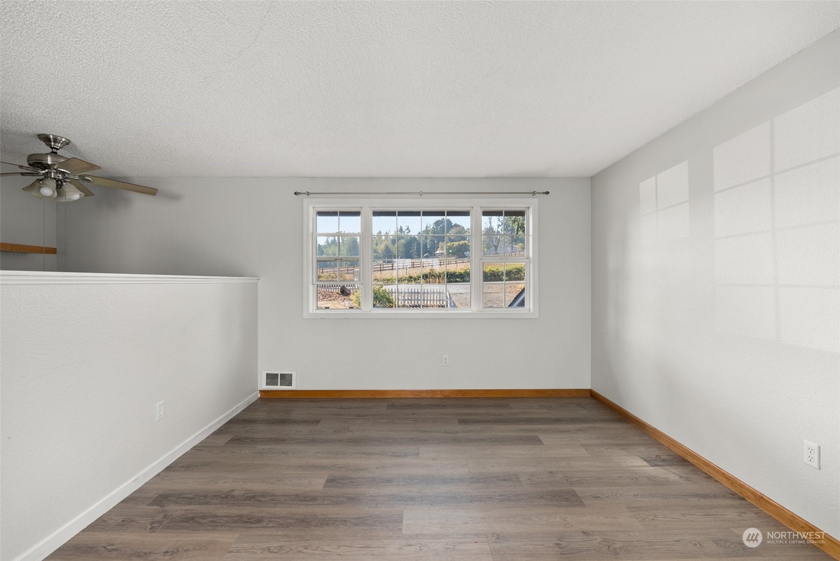 203 Sommerville Road Chehalis, WA 98532 - Photo 8 of 39 an empty room with a window