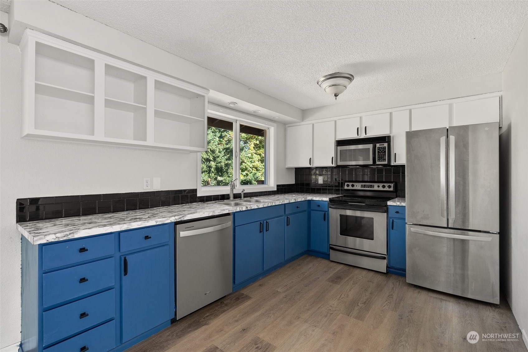 203 Sommerville Road Chehalis, WA 98532 - Photo 10 of 39 a kitchen with granite countertop stainless steel appliances and wooden cabinets