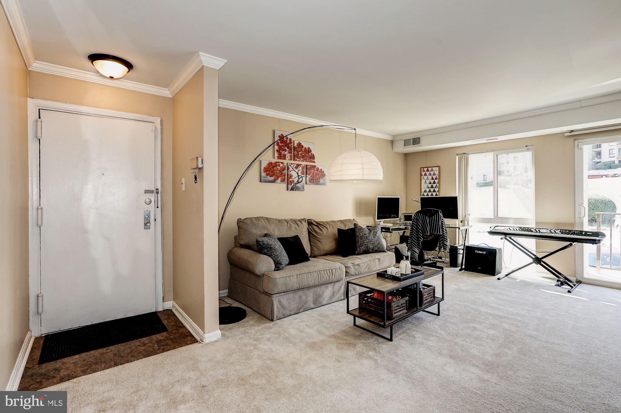 6135 Edsall Road, Unit H Alexandria, VA 22304 - Photo 5 of 30 Living Room