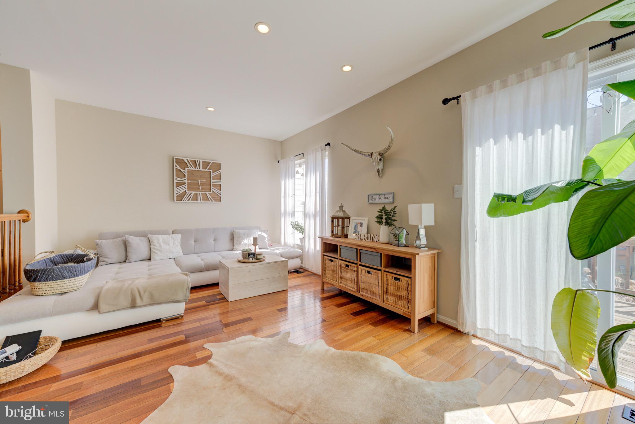 22061 Manning Square Sterling, VA 20166 - Photo 3 of 33