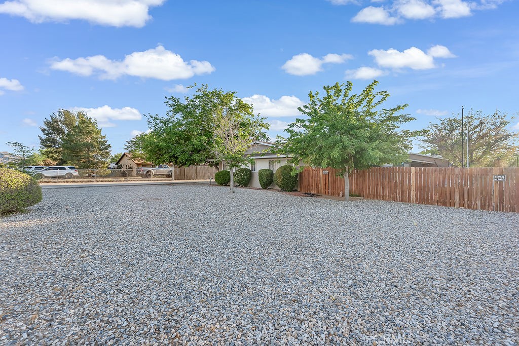 13250 Mohawk Road Apple Valley, CA 92308 - Photo 4 of 16 a view of a backyard
