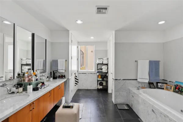 $6,000,000 | 6001 Laguna Path South, Miami Beach, FL 33141