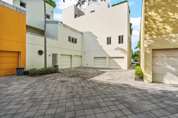 $6,000,000 | 6001 Laguna Path South, Miami Beach, FL 33141