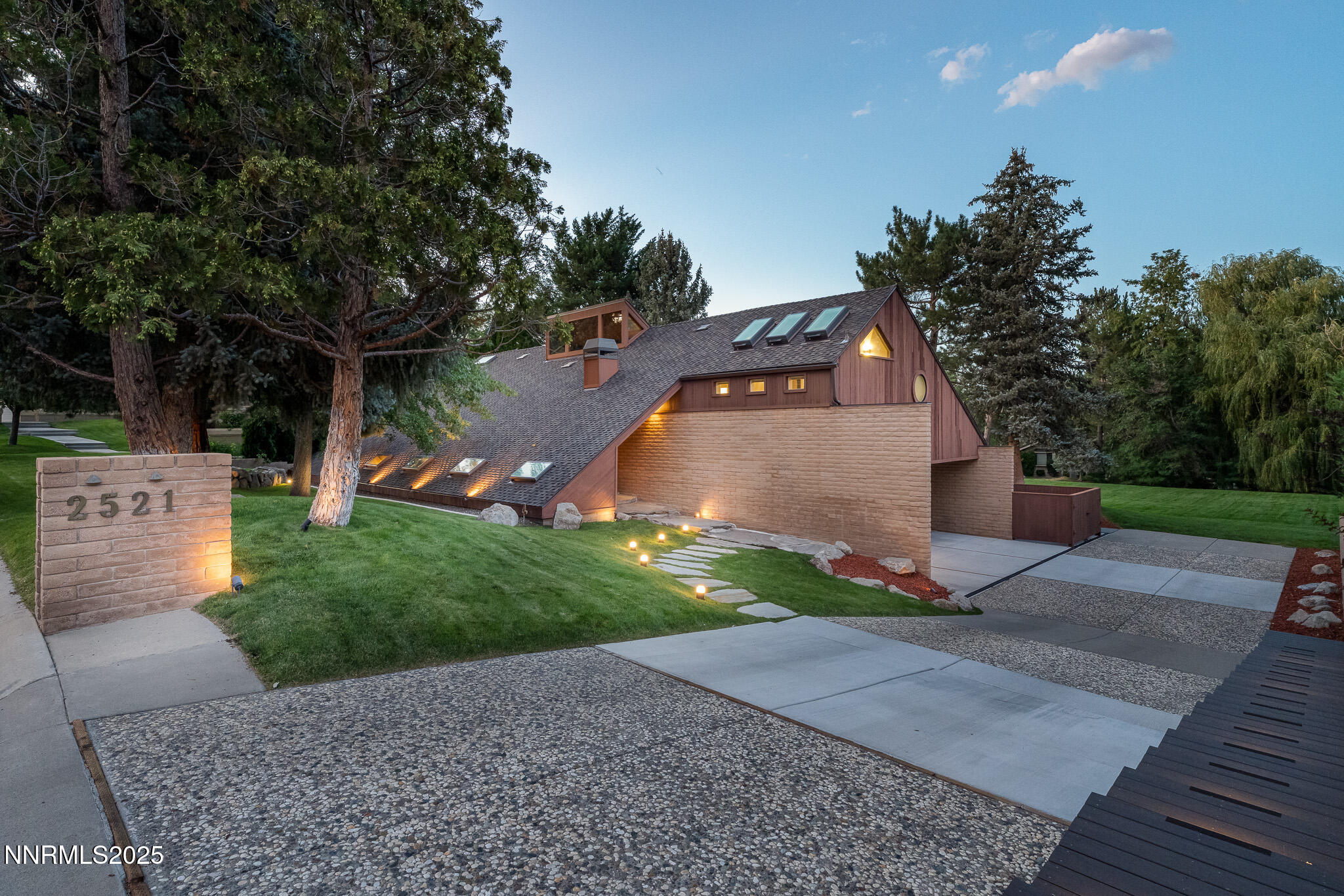 a view of a backyard