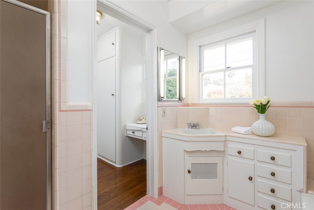 2435 Ridgeway Road San Marino, CA 91108 - Photo 28 of 38 a bathroom with a bathtub sink and mirror