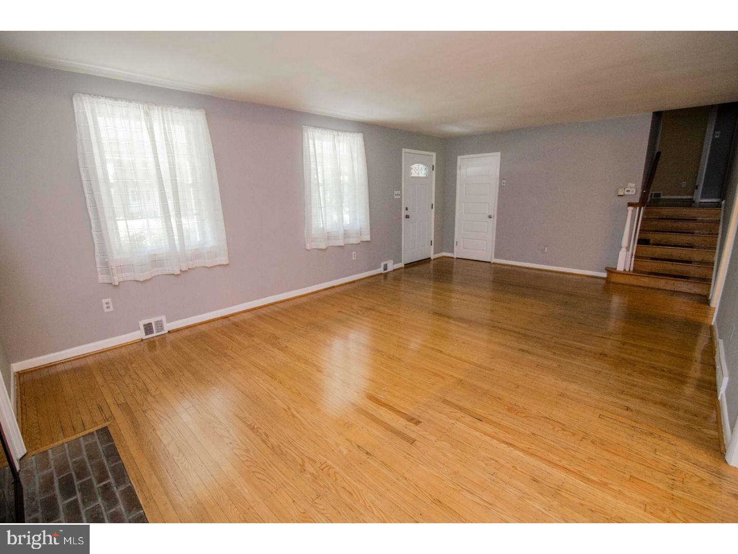484 Kerr Lane Springfield, PA 19064 - Photo 6 of 25 Living Room