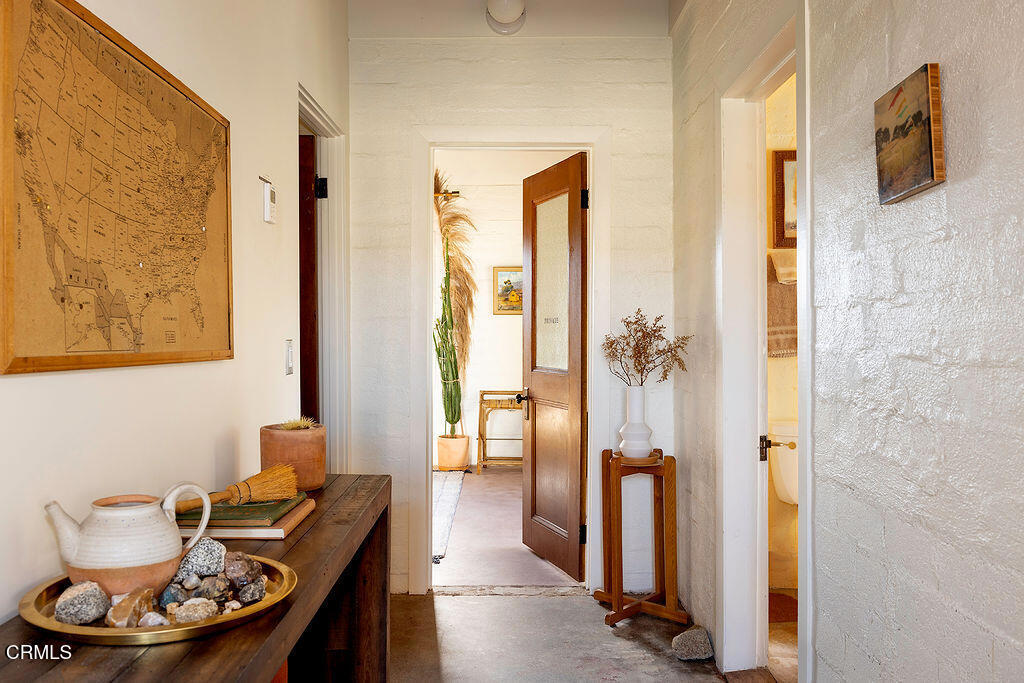 9427 T-Circle Drive Morongo Valley, CA 92256 - Photo 14 of 41 a living room with furniture and a potted plant