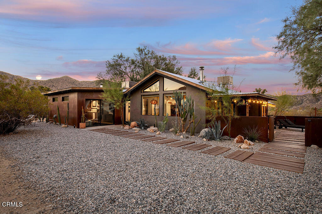 9427 T-Circle Drive Morongo Valley, CA 92256 - Photo 3 of 41 a front view of a house with a garden