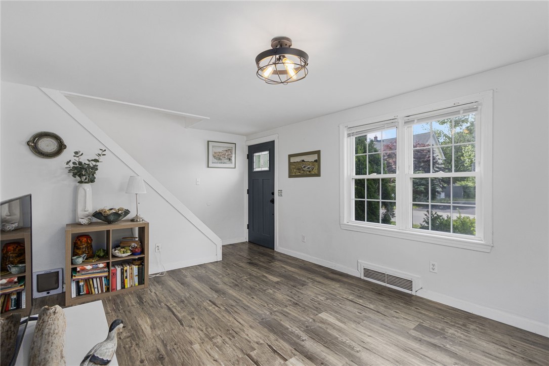 100 Penguin Avenue Warwick, RI 02818 - Photo 5 of 42