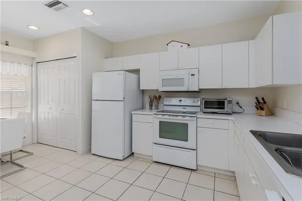 $2,000 | 3035 Horizon Lane, Unit 2208, Naples, FL 34109