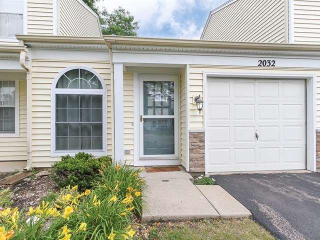 2032 Muirfield Circle Elgin, IL 60123 - Photo 2 of 21
