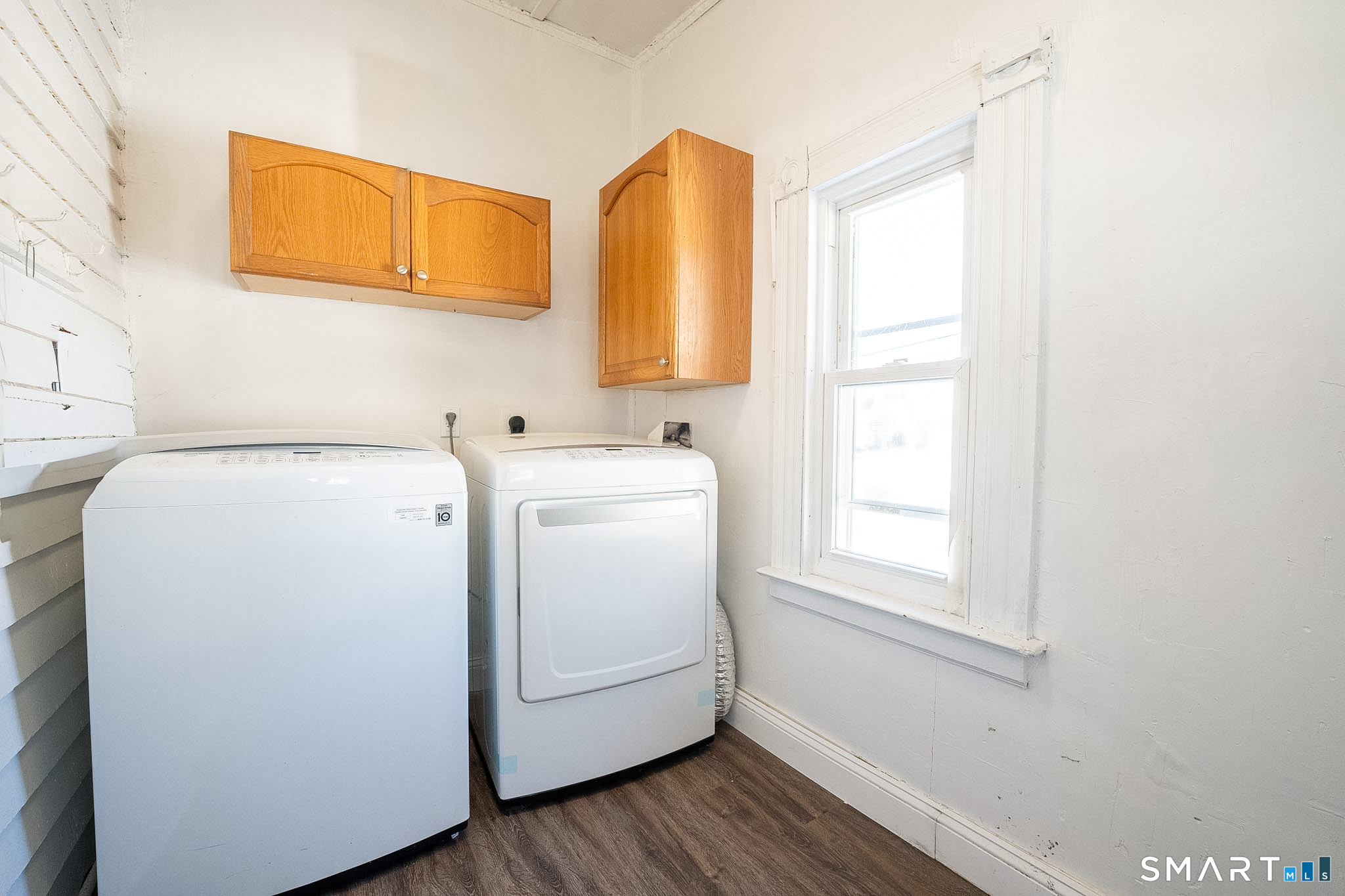 121 Hawthorne Avenue Derby, CT 06418 - Photo 4 of 12 a utility room with dryer and washer