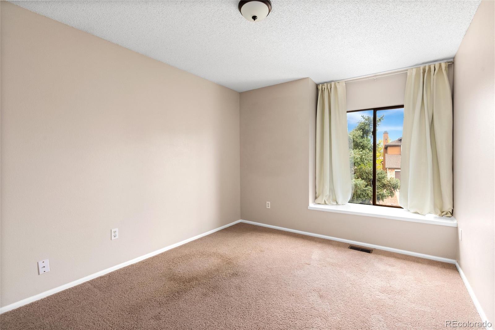 1225 East Goldsmith Drive Highlands Ranch, CO 80126 - Photo 26 of 40 an empty room with a window