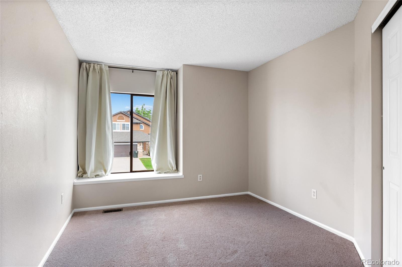 1225 East Goldsmith Drive Highlands Ranch, CO 80126 - Photo 28 of 40 an empty room with a window