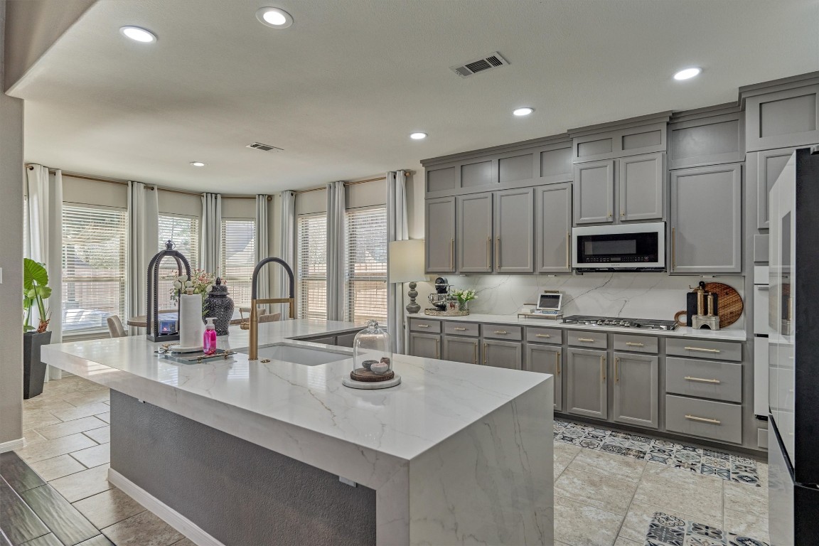 226 Hampton Glen Road Montgomery, TX 77356 - Photo 7 of 48