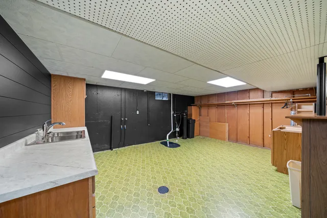 a bathroom with a tub